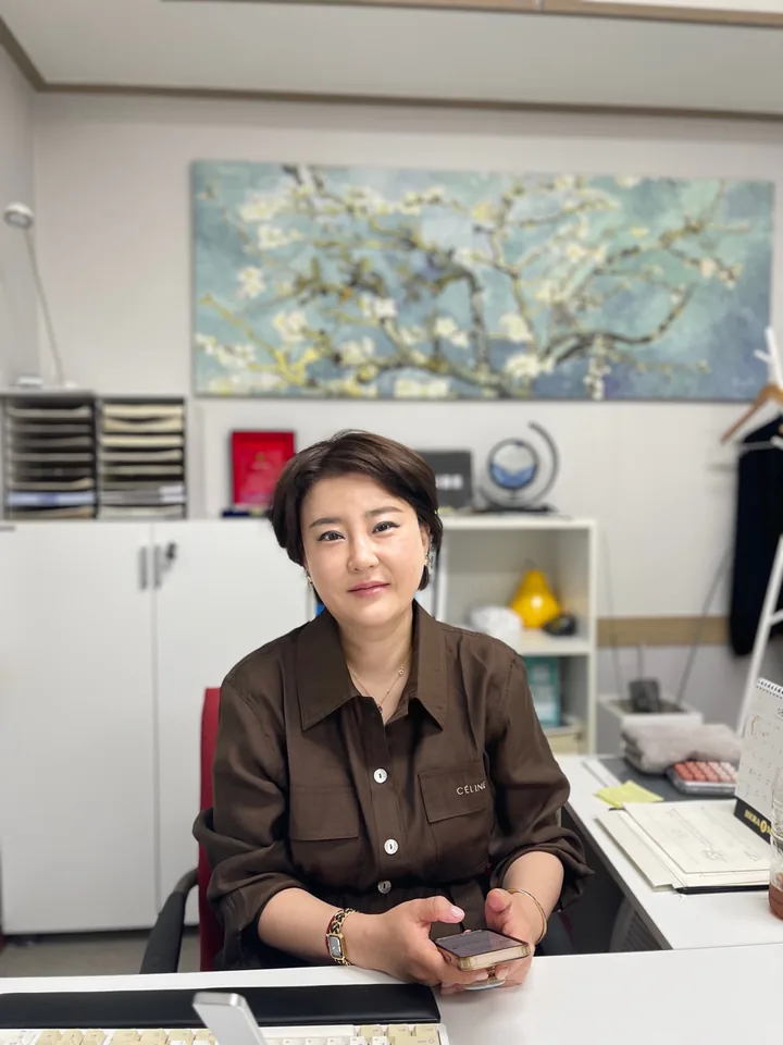 사무실에서 촬영한 류시내 원장